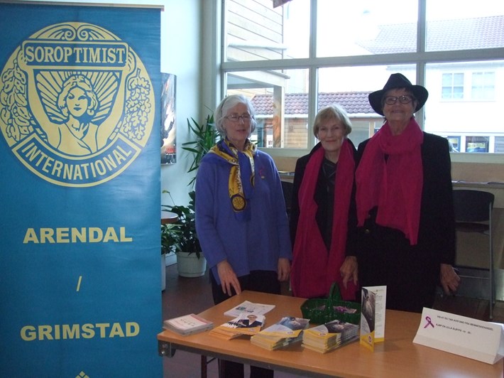Synlighet er viktig. Arendal-Grimstad Soroptimistklubb presenterer seg på stand. Fra v. i bildet Carol Østby, Karin Guttormsen og Eva Wiksén Næser